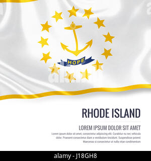 Pavillon de l'État américain du Rhode Island en agitant sur un fond blanc. Nom de l'état et la zone de texte pour votre message. Banque D'Images