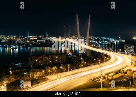 Le pont de Kursi Jahiloss Rog (Corne d'or) Bay à Vladivostok, en Russie. Banque D'Images