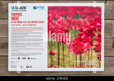 SOUTHEND-ON-SEA, Royaume-Uni - 16 avril 2017 : Un signal d'information à propos de l'installation de l'onde coquelicots par Paul Cummins et Tom Piper sur Barge Pier dans Shoebur Banque D'Images