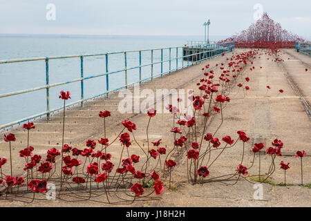 SOUTHEND-ON-SEA, Royaume-Uni - 16 avril 2017 : l'installation de l'onde de pavot par Paul Cummins et Tom Piper sur Barge Pier à Shoeburyness, Southend-On-Sea, sur 1 Banque D'Images