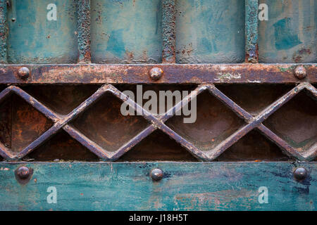 Fragment de vieux métal grille rouillée peint en bleu. Des détails géométriques de l'architecture, Toulouse, France. Banque D'Images
