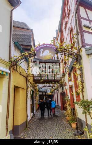 Bernkastel-Kues, Allemagne - Novembre 01, 2016 : petite rue pittoresque avec des personnes non identifiées. Bernkastel-Kues est un célèbre centre viticole et Banque D'Images