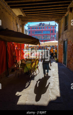 Venise, Italie - Février 25, 2017 : passage souterrain menant au Grand Canal avec des personnes non identifiées. Venise est mondialement connue pour la beauté de son environnement Banque D'Images