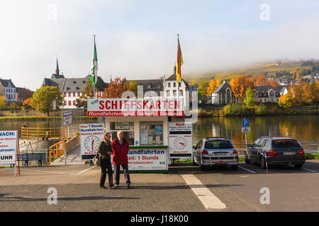 Bernkastel-Kues, Allemagne - le 01 novembre 2016 : excursion de bateau jetée à la Moselle avec des personnes non identifiées. Bernkastel-Kues est bien connu de la viticulture Banque D'Images