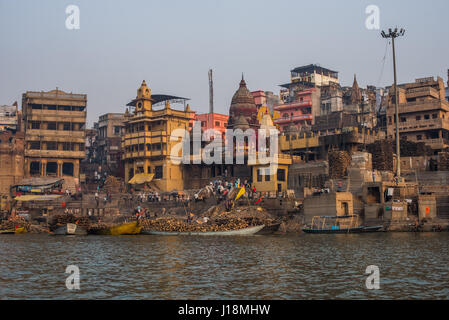 Manikarnika ghat, le brûler ou Varanasi, Inde Banque D'Images