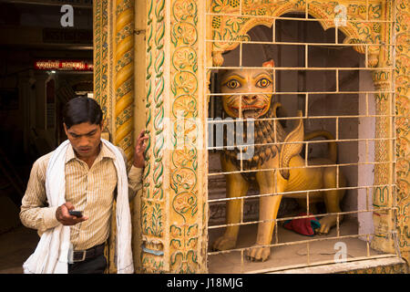 Statue Lion maison traditionnelle, Varanasi, Uttar Pradesh, Inde, Asie Banque D'Images