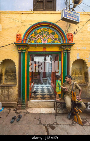 L'agent de police à l'extérieur de temple, Varanasi, Uttar Pradesh, Inde, Banque D'Images