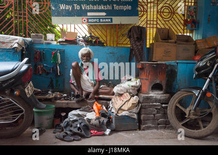 Vieux cordonnier dans ses ruelles étroites, Varanasi, Uttar Pradesh, Inde, Asie Banque D'Images