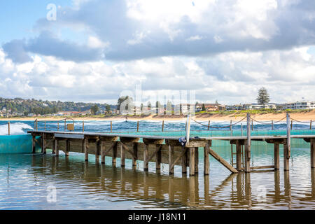 À marée basse, la plage de Narrabeen Nord piscine rock, Sydney, Australie Banque D'Images