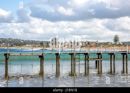 À marée basse, la plage de Narrabeen Nord piscine rock, Sydney, Australie Banque D'Images