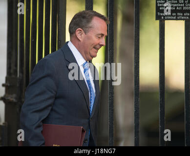 Downing Street, London UK. 18 avril, 2017. Liam Fox MP arrive mardi matin réunion du cabinet après Pâques. Credit : Malcolm Park. Banque D'Images