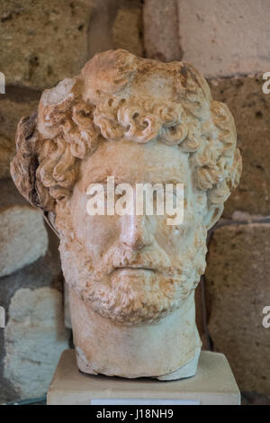 La sculpture grecque buste en marbre de l'empereur romain Hadrien Banque D'Images