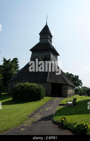 Un rare clocher du 14ème siècle et de l'horloge ou beffroi à côté de l'église du village de Saint Mary dans Pembridge village sur la 'Noir & Blanc Village Trail' o Banque D'Images