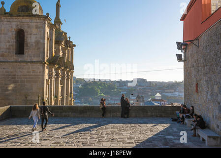 Porto Portugal, les touristes voir l'horizon de Porto au coucher du soleil d'une terrasse au-dessous de la cathédrale, ou Se, situé au centre de la vieille ville. Banque D'Images