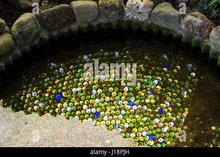 Westonbury au jardin d'eau de l'usine Pembridge dans le Herefordshire, Angleterre. Une grande bouteille de vin ou de grotte dome, conçu comme un igloo, a été construit à l'aide de 5, Banque D'Images