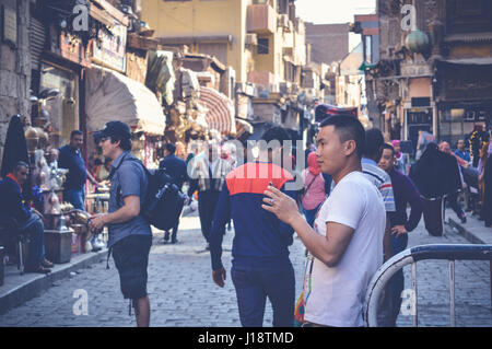 Le Caire, Égypte, 15 avril 2017 : tourisme asiatique à muizz street Banque D'Images