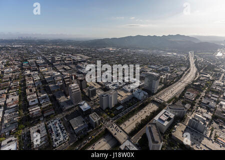 Vue aérienne du centre-ville de Glendale en Californie et la Ventura freeway 134 tours avec Los Angeles en arrière-plan. Banque D'Images