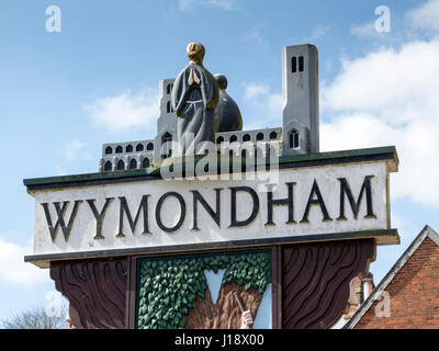 Scène de rue à la cité médiévale de la ville de Norfolk Wymondham avec le panneau de la commune Banque D'Images