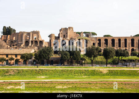 Prise en sandwich entre le Forum Romain et le Palatin, Circo Massimo (Palatine Hill) est une majestueuse ruine où Romulus aurait fondé Rome. Banque D'Images