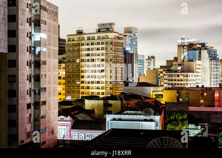 Édifices du centre-ville de Curitiba la nuit. Curitiba, Parana, Brésil. Banque D'Images