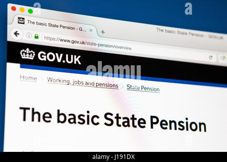 Londres, Royaume-Uni - 13 avril 2017 : La recherche d'informations concernant la retraite de base de l'État sur le site web du gouvernement britannique, le 13 avril 2017. Banque D'Images