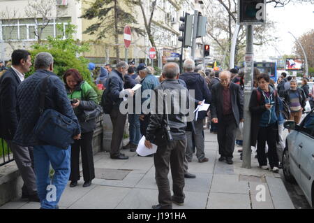 Les gens se sont rassemblés devant le bâtiment du Conseil électoral élevé à soumettre leur appel personnel à l'annulation du référendum constitutionnel le 18 avril 2017 à Ankara, Turquie. (Photo par : Altan/Gochre Pacific Press) Banque D'Images