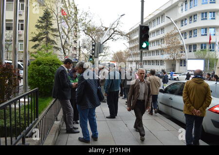 Les gens se sont rassemblés devant le bâtiment du Conseil électoral élevé à soumettre leur appel personnel à l'annulation du référendum constitutionnel le 18 avril 2017 à Ankara, Turquie. (Photo par : Altan/Gochre Pacific Press) Banque D'Images