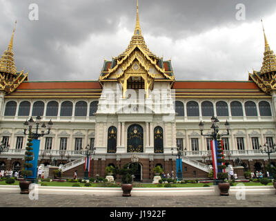 Le Dusit Maha Prasat en salle du trône le Roi de Thaïlande s Royal Grand Palace complexe à Bangkok, Thaïlande. Banque D'Images