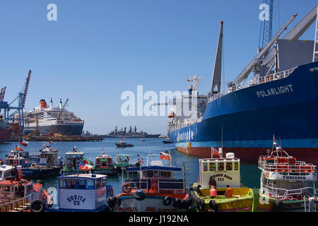 Variété de navires et de se vanter dans le port très animé au Patrimoine Mondial de l'UNESCO ville portuaire de Valparaiso au Chili. Banque D'Images