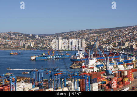 Les navires dans le port de l'UNESCO World Heritage ville portuaire de Valparaiso au Chili. Banque D'Images
