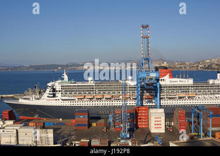 Grand paquebot amarré dans le patrimoine mondial de l'Unesco ville portuaire de Valparaiso au Chili. Banque D'Images