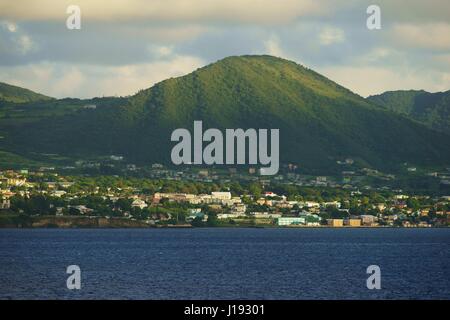 Paysage de l'île Saint Martin - vue rapprochée d'une colline pente avec le soleil et l'ombre de correctifs. Banque D'Images