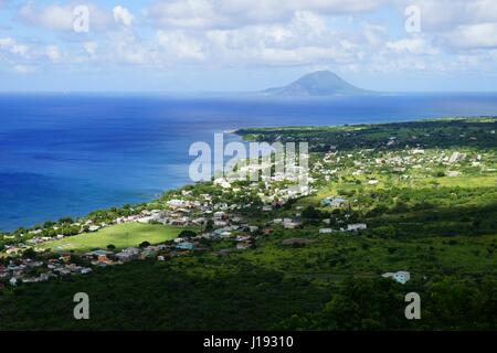 High point vue sur l'île de Saint-Kitts et l'île de Saint-eustache en mer des Caraïbes. Banque D'Images
