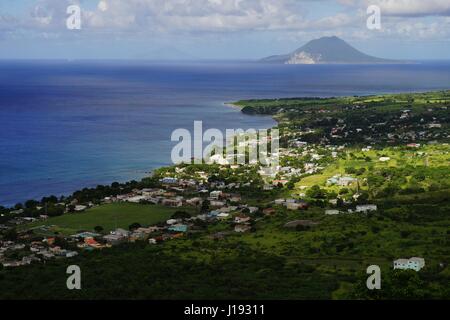 High point vue sur l'île de Saint-Kitts et Sint EustatiusIsland en mer des Caraïbes. Banque D'Images