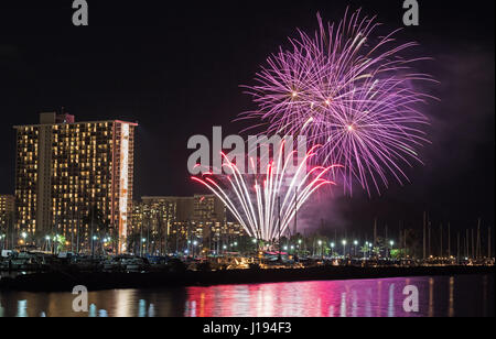 Beau feu d'artifice organisé par l'Hilton Waikiki Village le vendredi soir, capturées à l'île magique, Honolulu, Hawaii, USA. Banque D'Images