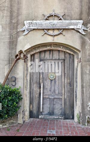 Vieux bateau de pêche porte sur bâtiment historique de style Banque D'Images