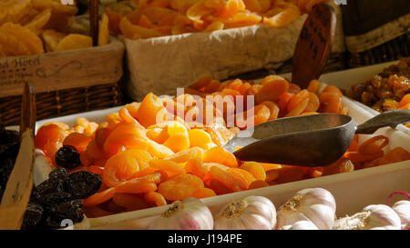 Abricot sec fruits sur heap au marché. Banque D'Images