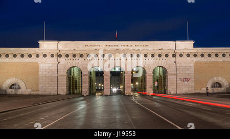 L'Burgtor Gate, Heldentor au crépuscule, Vienne, Autriche Banque D'Images