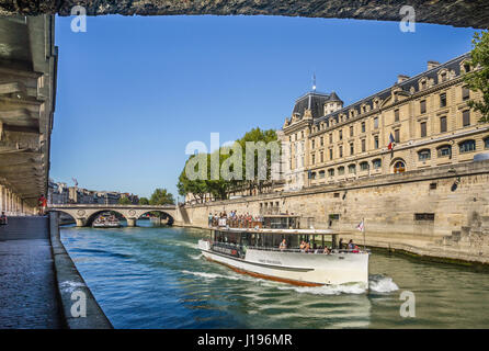 France, Paris, Seine, Ile de la Cité, une croisière sur la Seine bateau est l'adoption de la Préfecture de Police de Paris Banque D'Images