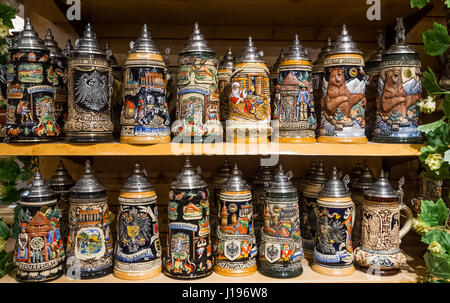 Steins allemands de bière traditionnelle dans un magasin à la Forêt-Noire Banque D'Images