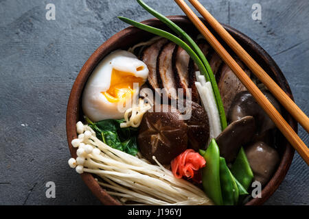 Sauté de champignons oriental mixte avec nouilles potage et oignon de printemps Banque D'Images