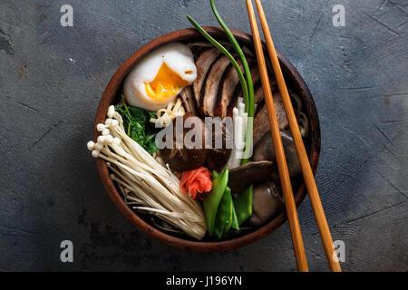 Sauté de champignons oriental mixte avec nouilles potage et oignon de printemps Banque D'Images