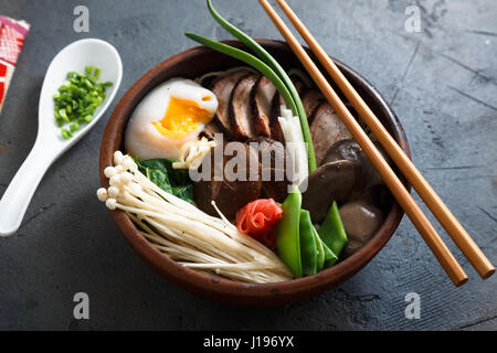 Asian Shiitake, champignons Enoki, oignons de printemps et nouilles ramen ou d'oeufs Banque D'Images