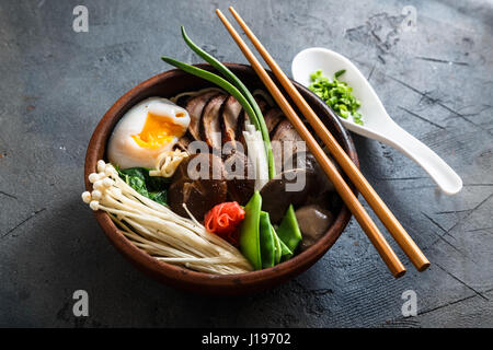 Shiitake asiatique oeuf champignons Enoki oignons de printemps ou de nouilles ramen Banque D'Images