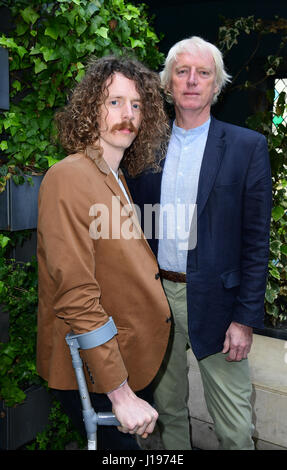 Blaine compositeurs Harrison et Henry Harrison de Mystery Jets sont annoncés comme candidats pour le 62e Ivor Novello Awards, pour la meilleure chanson musicalement et lyriquement Award à la candidature pour l'Ivor Novello Awards 2017, au Club à l'Ivy à Londres. Banque D'Images