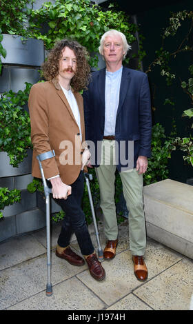 Blaine compositeurs Harrison et Henry Harrison de Mystery Jets sont annoncés comme candidats pour le 62e Ivor Novello Awards, pour la meilleure chanson musicalement et lyriquement Award à la candidature pour l'Ivor Novello Awards 2017, au Club à l'Ivy à Londres. Banque D'Images