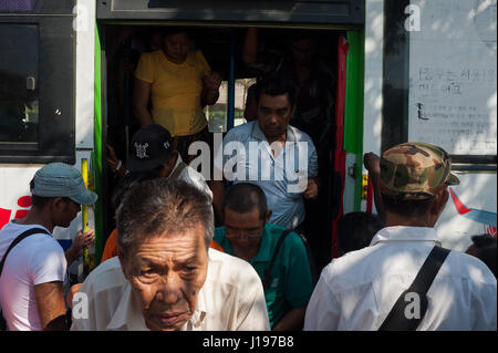 28.01.2017, Yangon, république de l'Union du Myanmar, en Asie - les passagers descendre d'un bus public en face de la pagode Sule à Yangon. Banque D'Images