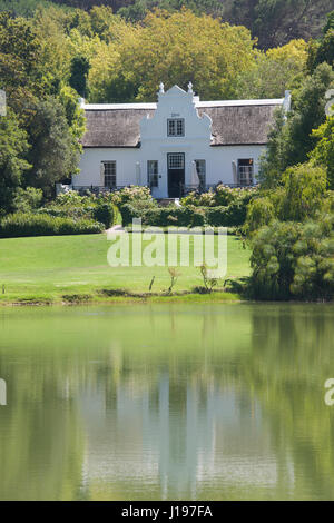 Bel exemple de ferme Cape Dutch House Zevenwatch Wine Estate Stellenbosch Western Cape Afrique du Sud Banque D'Images