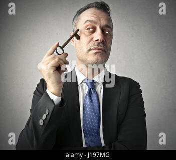 Businessman holding grande clé Banque D'Images