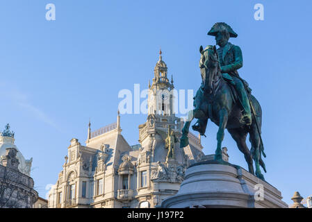 Porto Portugal, statue de Dom Pedro IV dans la Praca da Liberdade à l'extrémité sud de l'Avenida dos Aliados dans le centre historique de Porto Banque D'Images